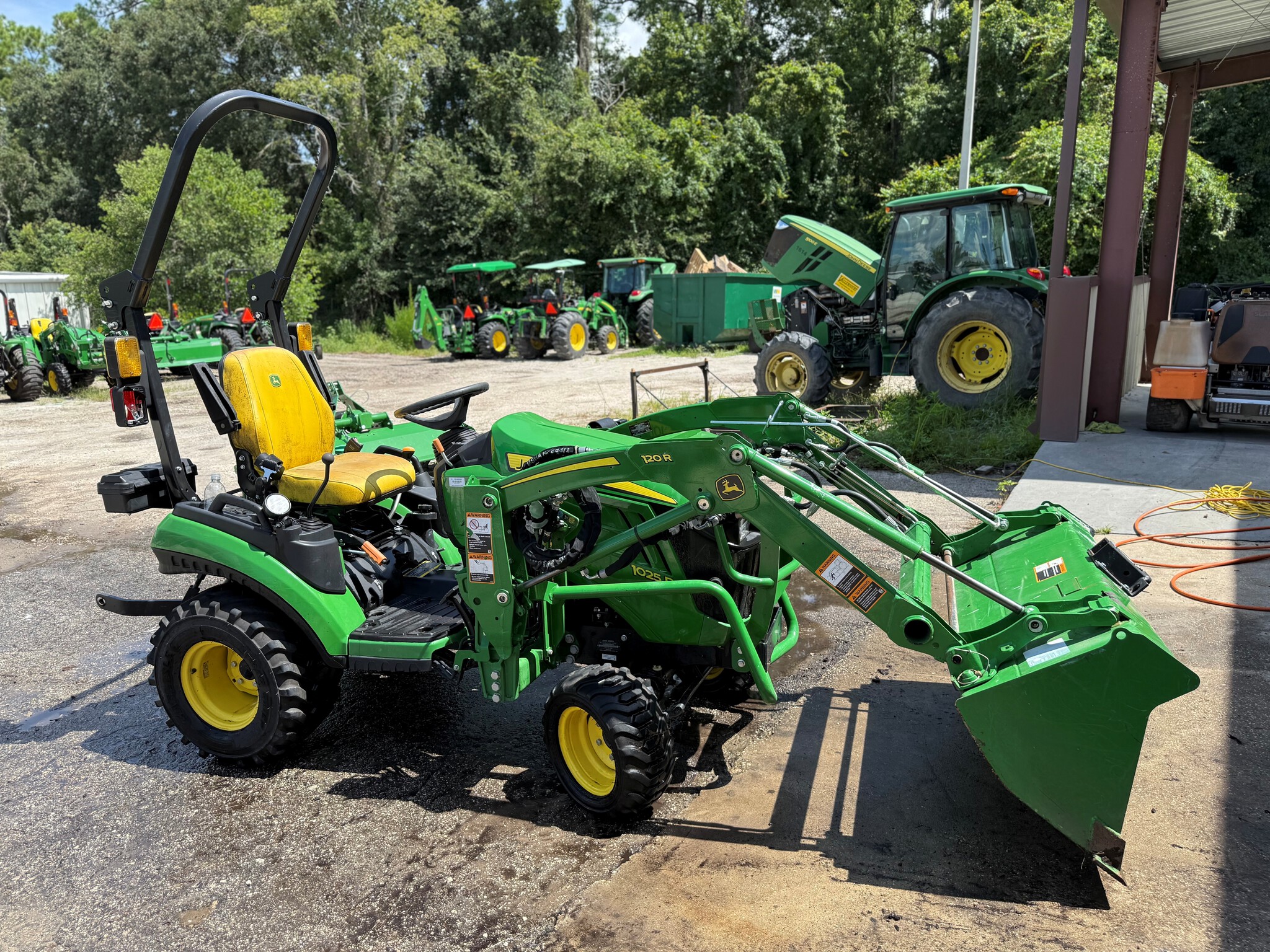 2023 John Deere 1025R Image 5