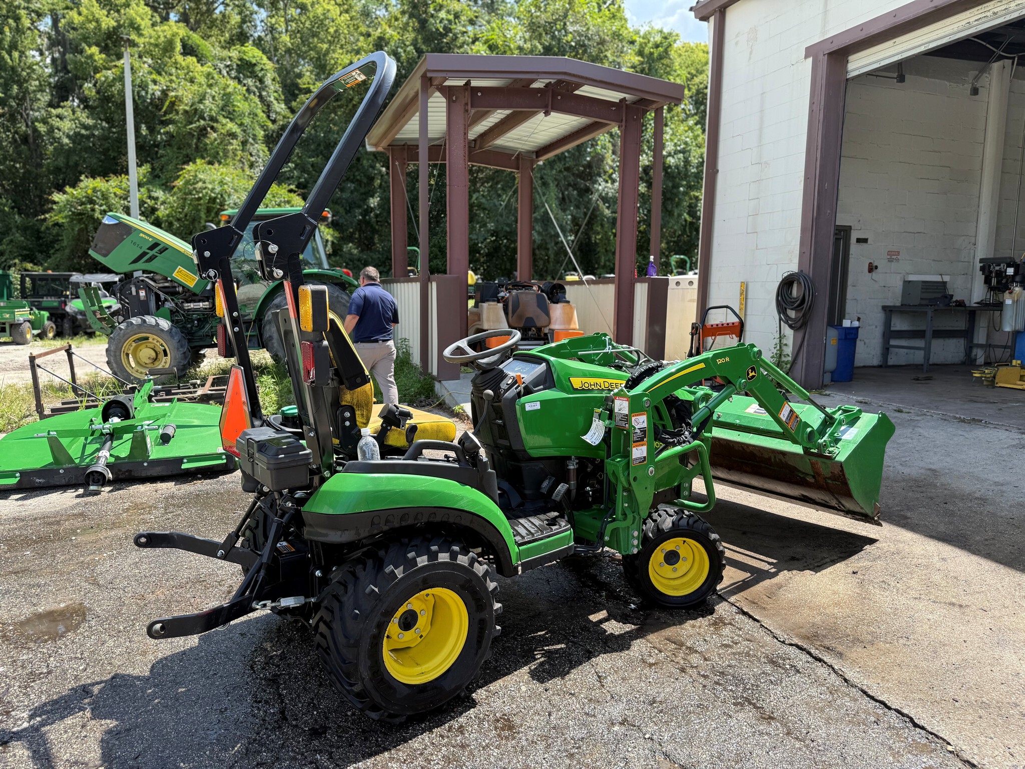 2023 John Deere 1025R Image 6