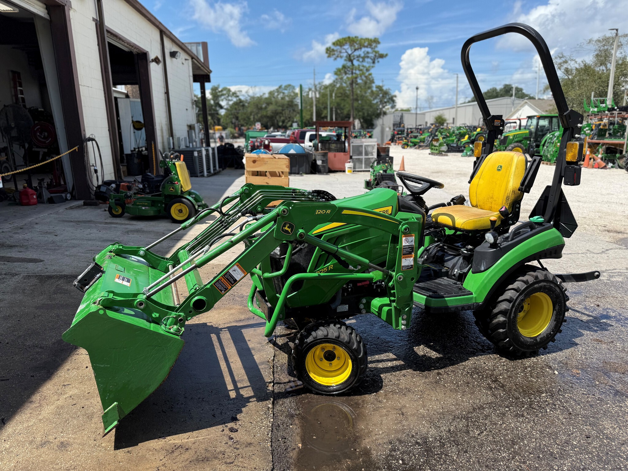 2023 John Deere 1025R Image 1