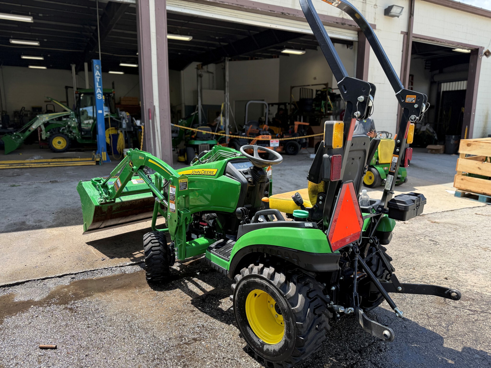 2023 John Deere 1025R Image 8