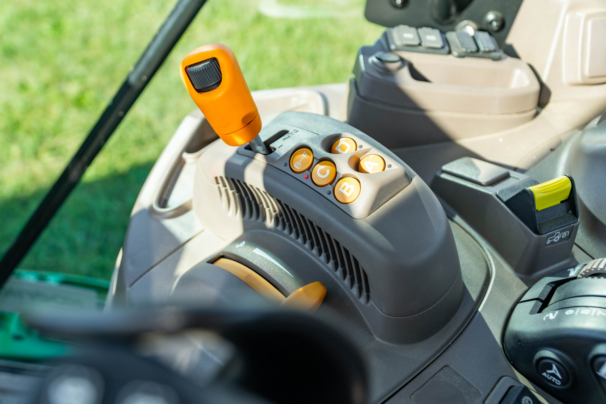 Used 2022 John Deere 6140M Row Crop Tractors at Koenig Equipment in Anna, OH - PhotoXL32