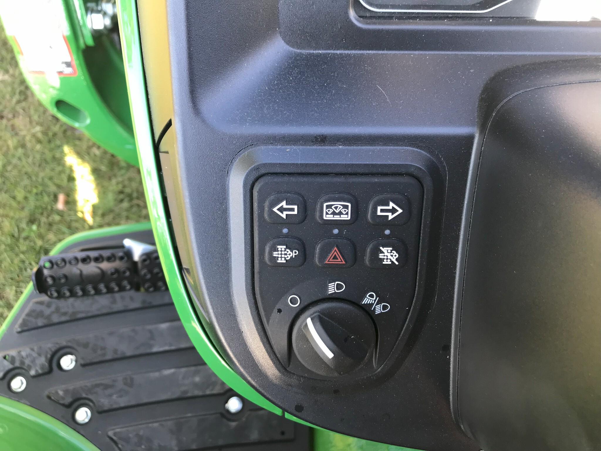 2025 John Deere 4066M Image 11