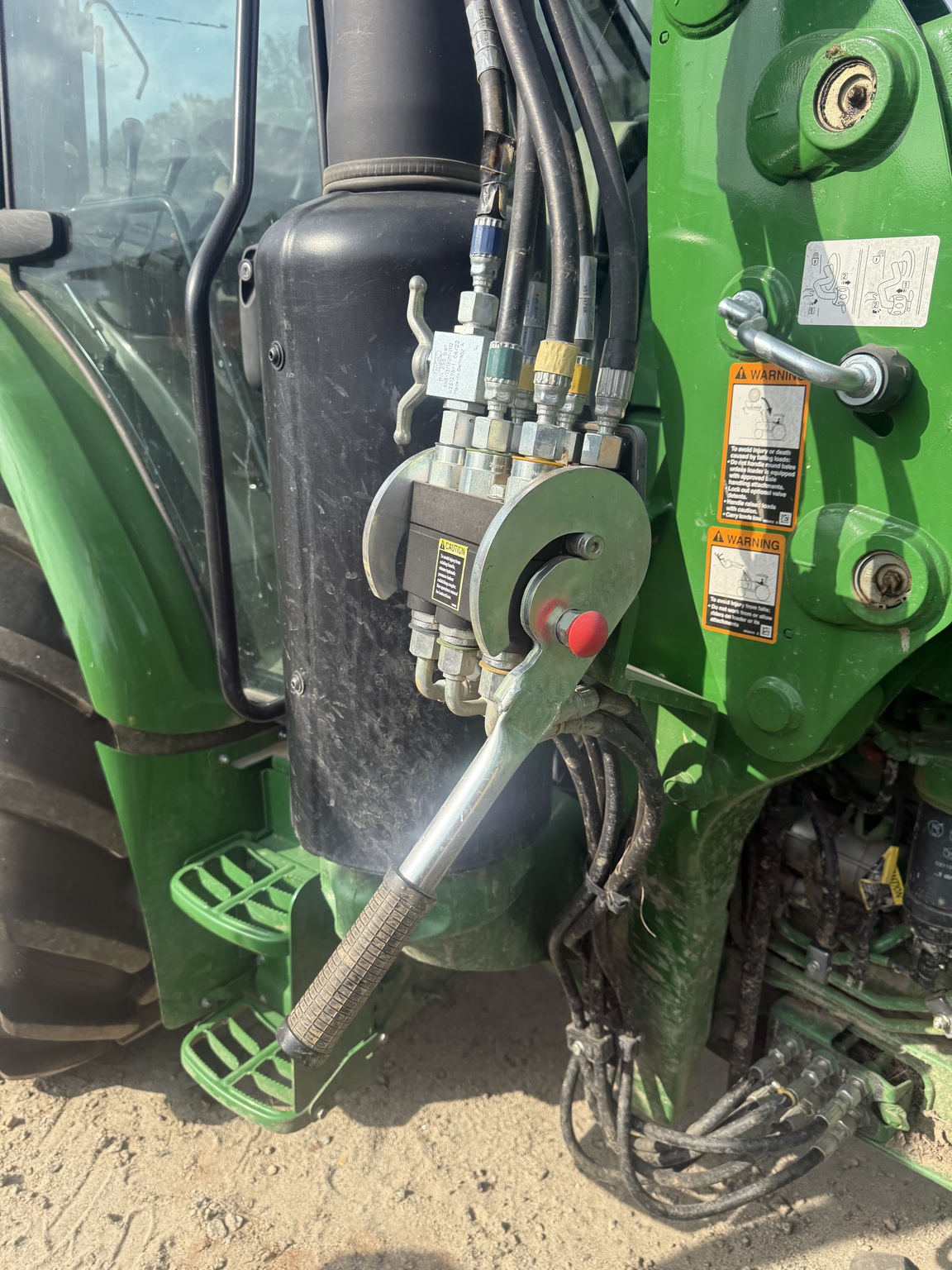 2022 John Deere 5100M Image 6