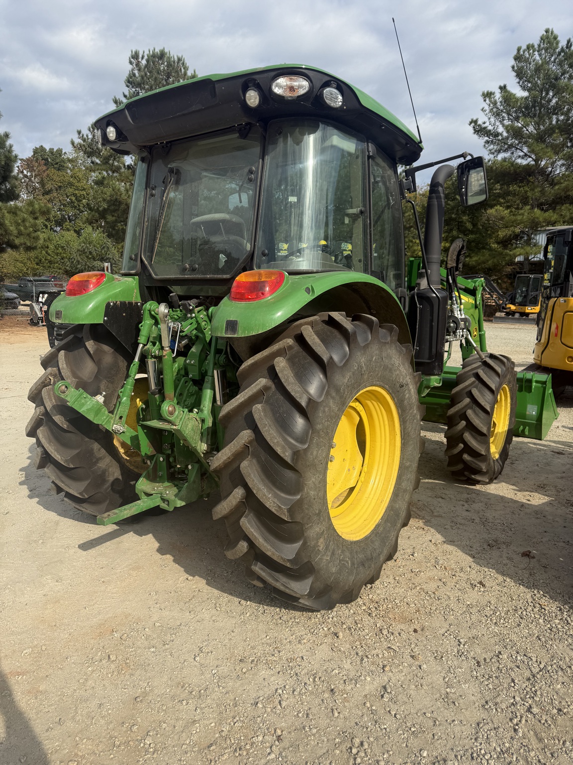 2022 John Deere 5100M Image 9