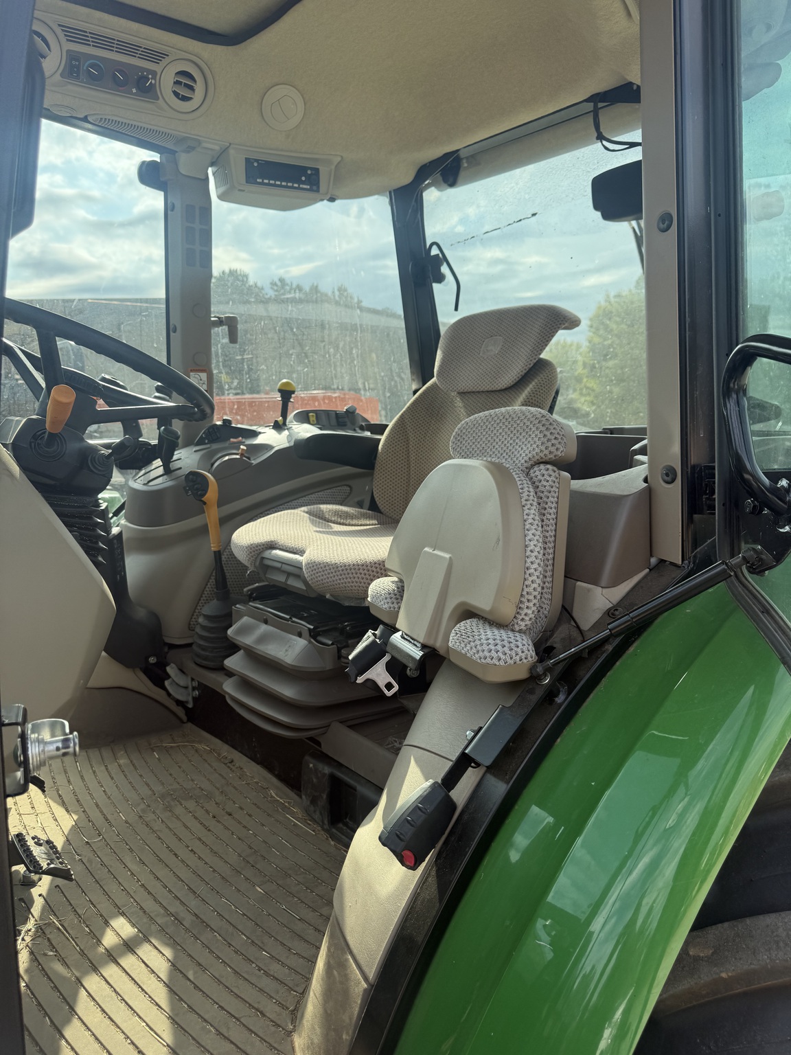 2022 John Deere 5100M Image 12