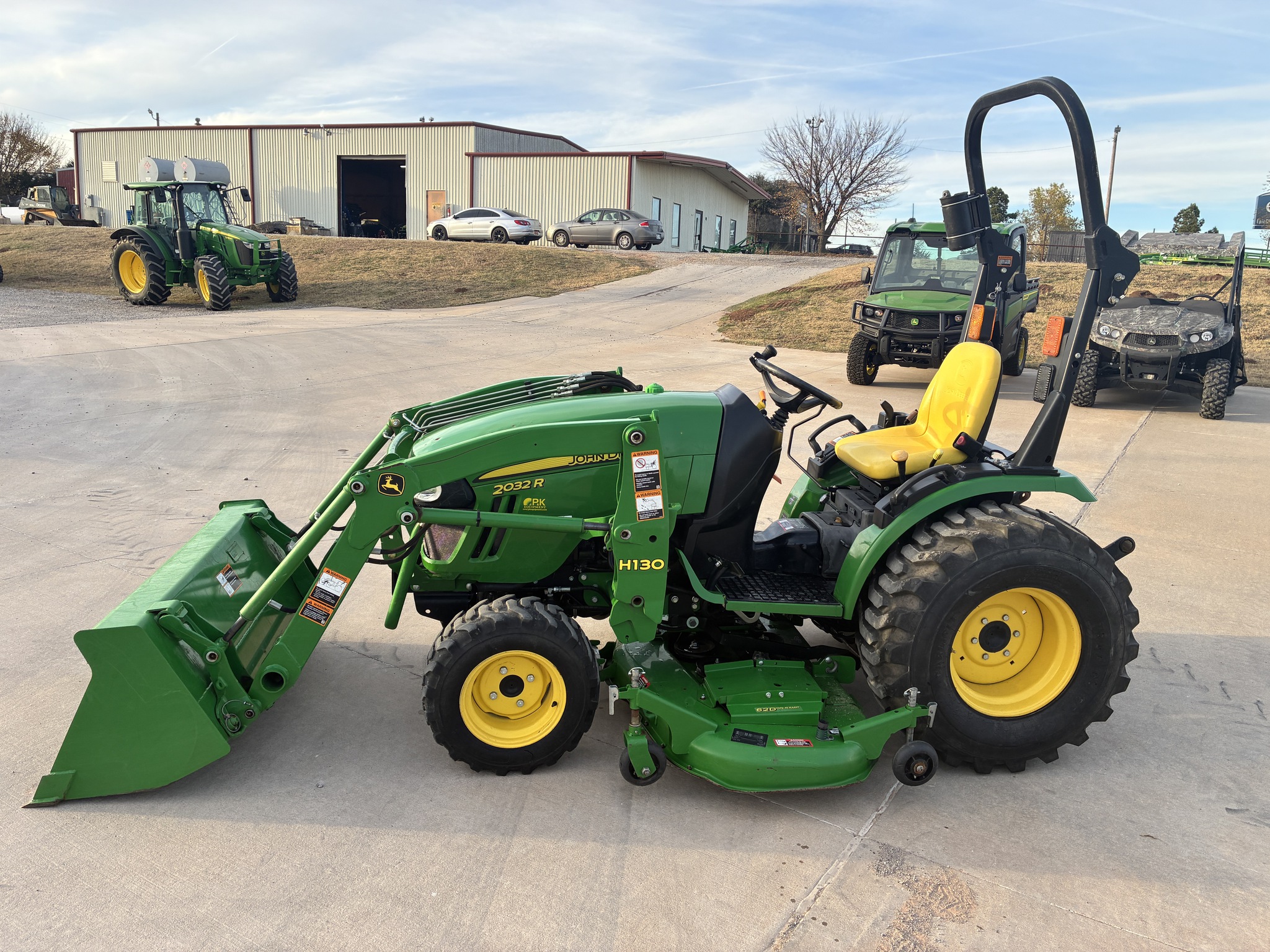 2015 John Deere 2032R Image 2