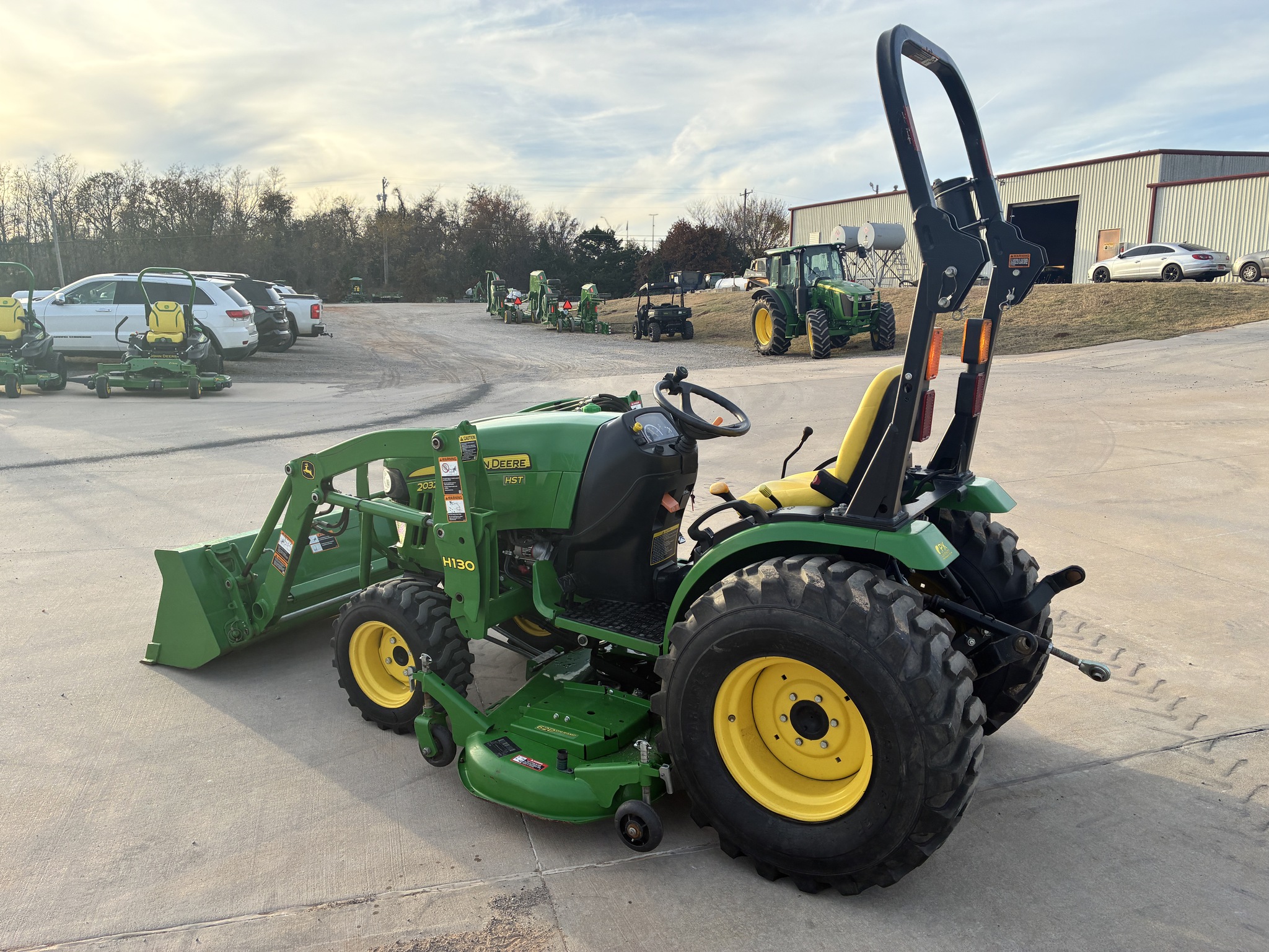2015 John Deere 2032R Image 3