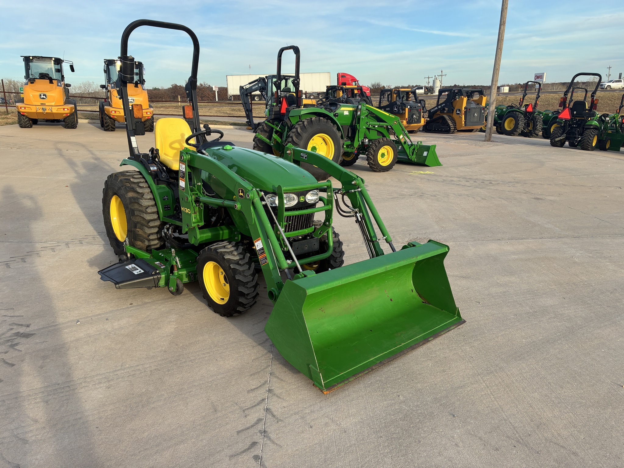2015 John Deere 2032R Image 8