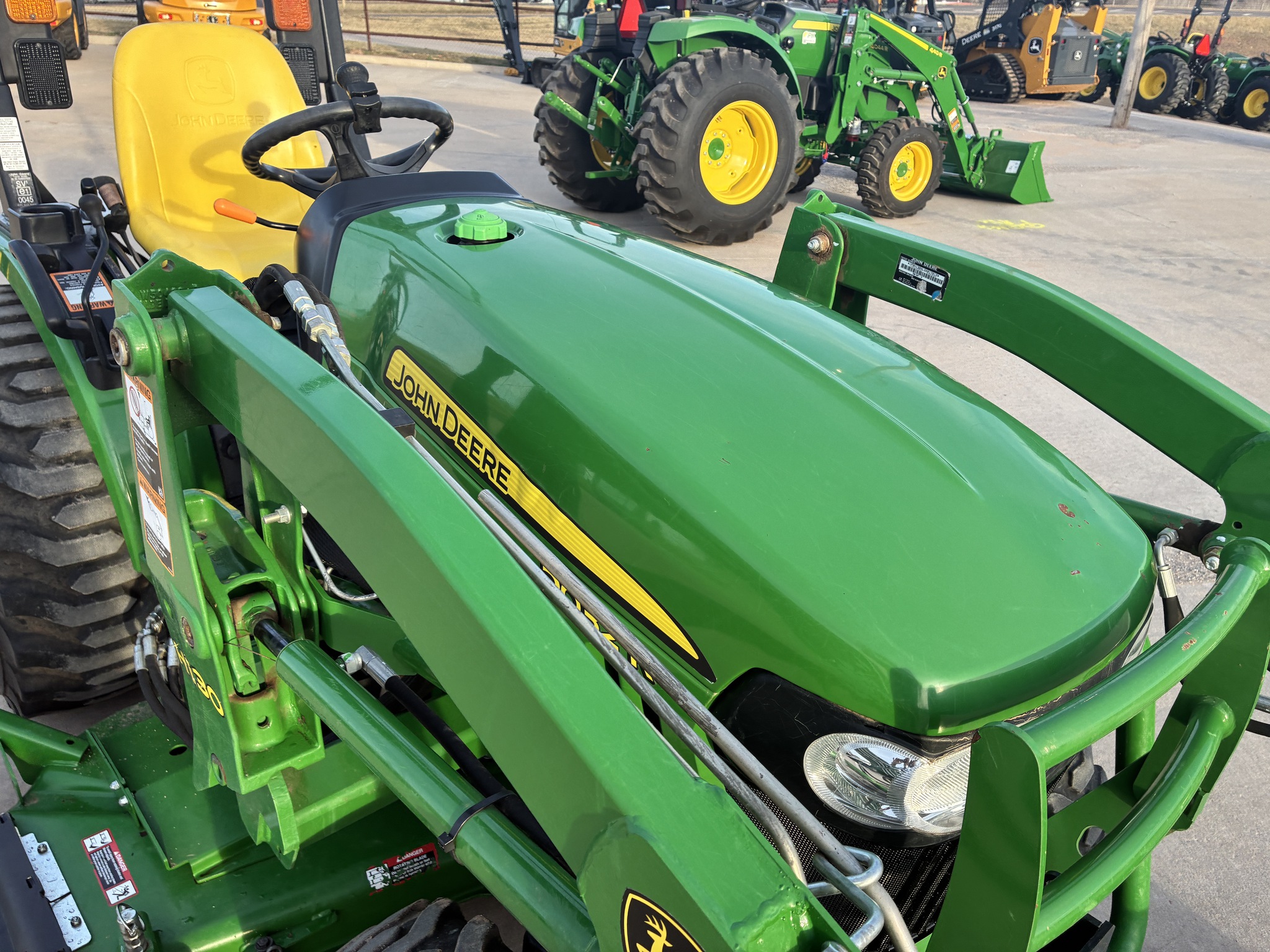 2015 John Deere 2032R Image 12