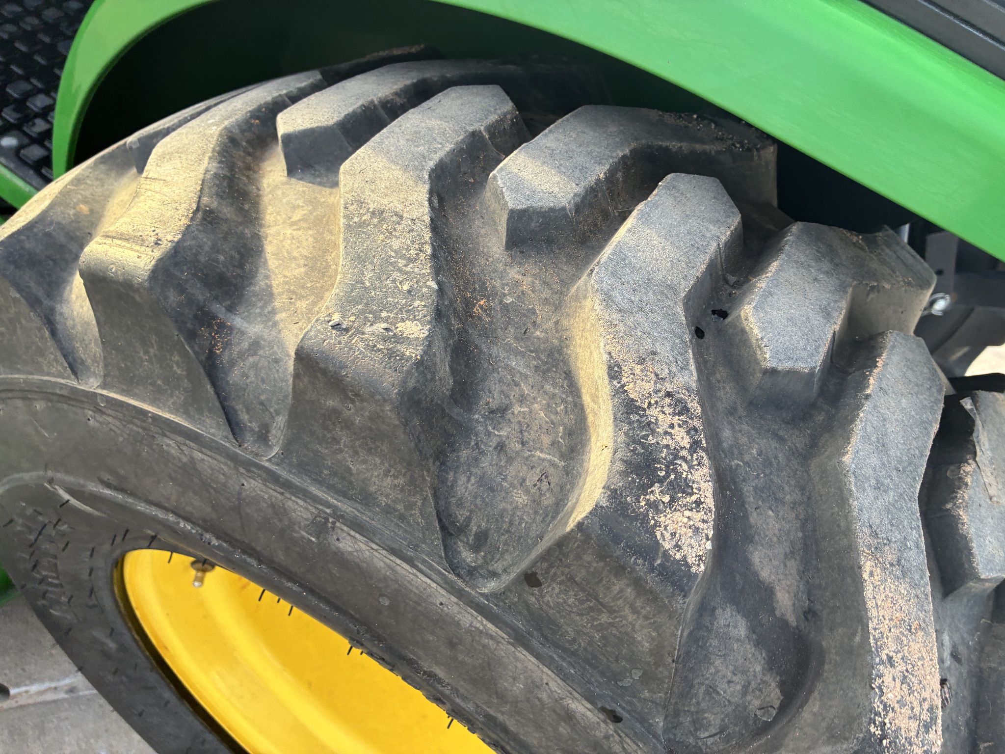 2015 John Deere 2032R Image 17