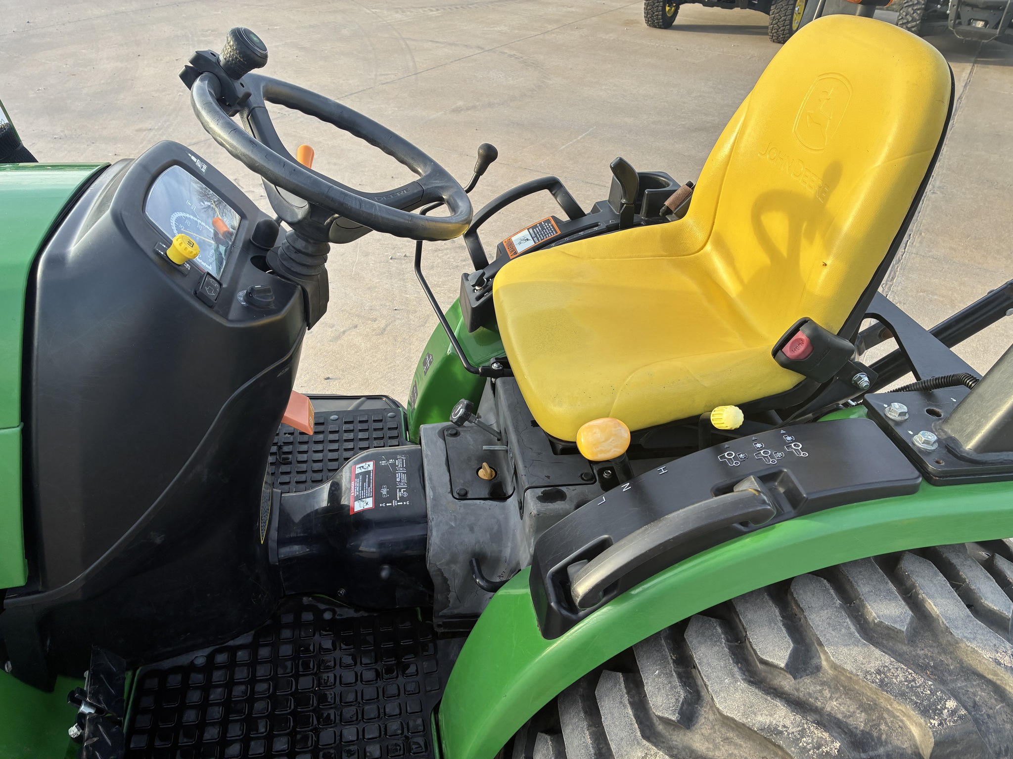 2015 John Deere 2032R Image 20