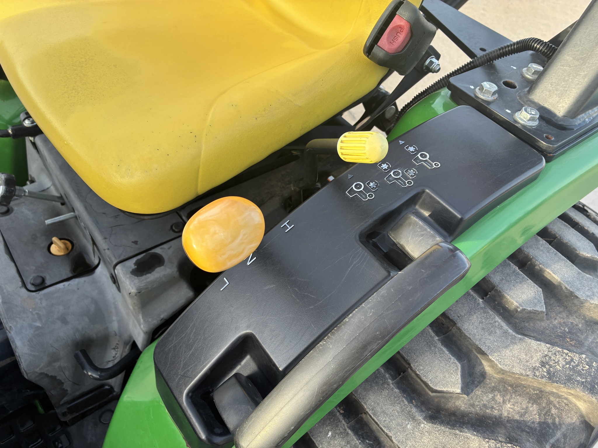 2015 John Deere 2032R Image 21