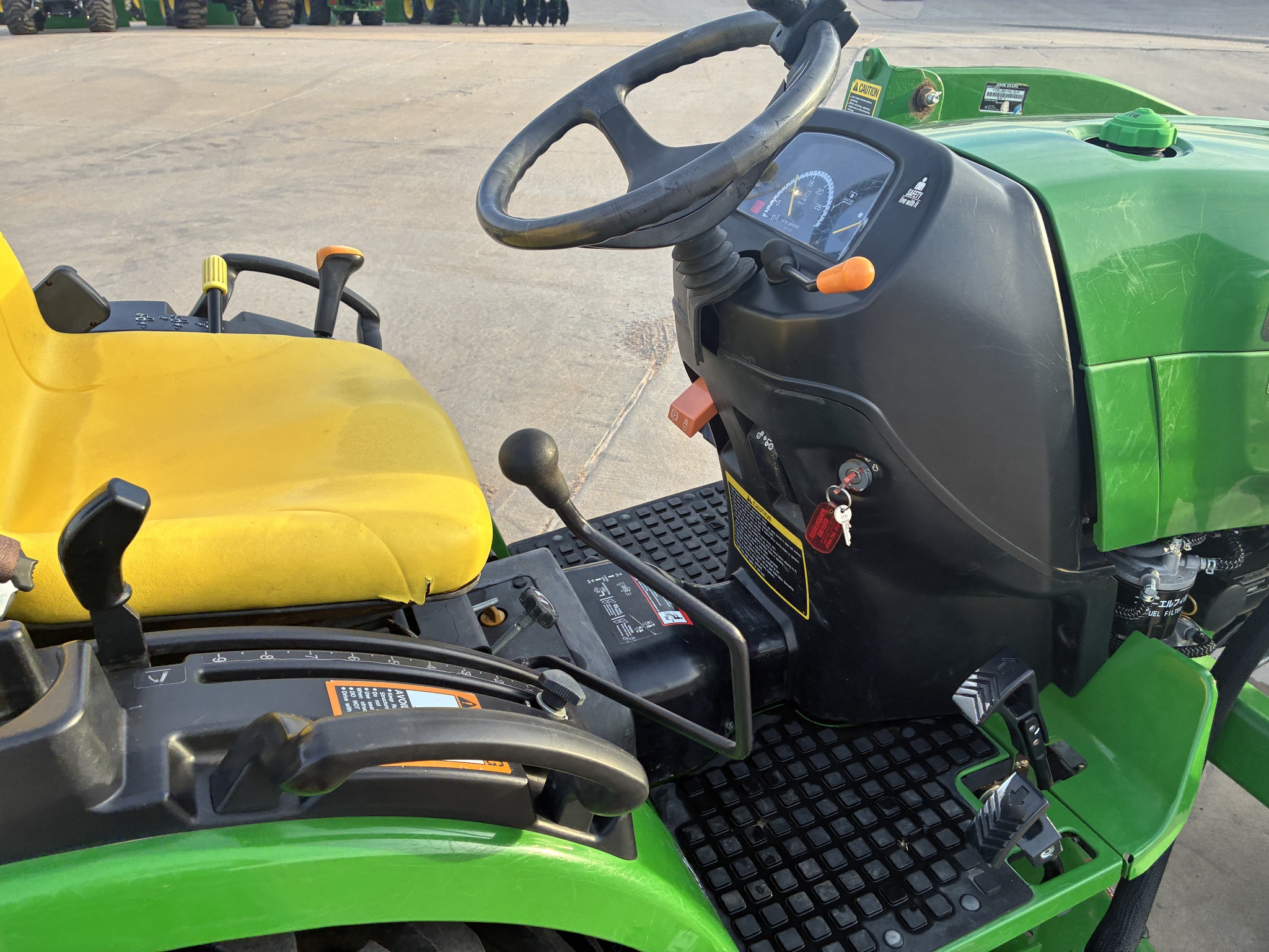 2015 John Deere 2032R Image 24