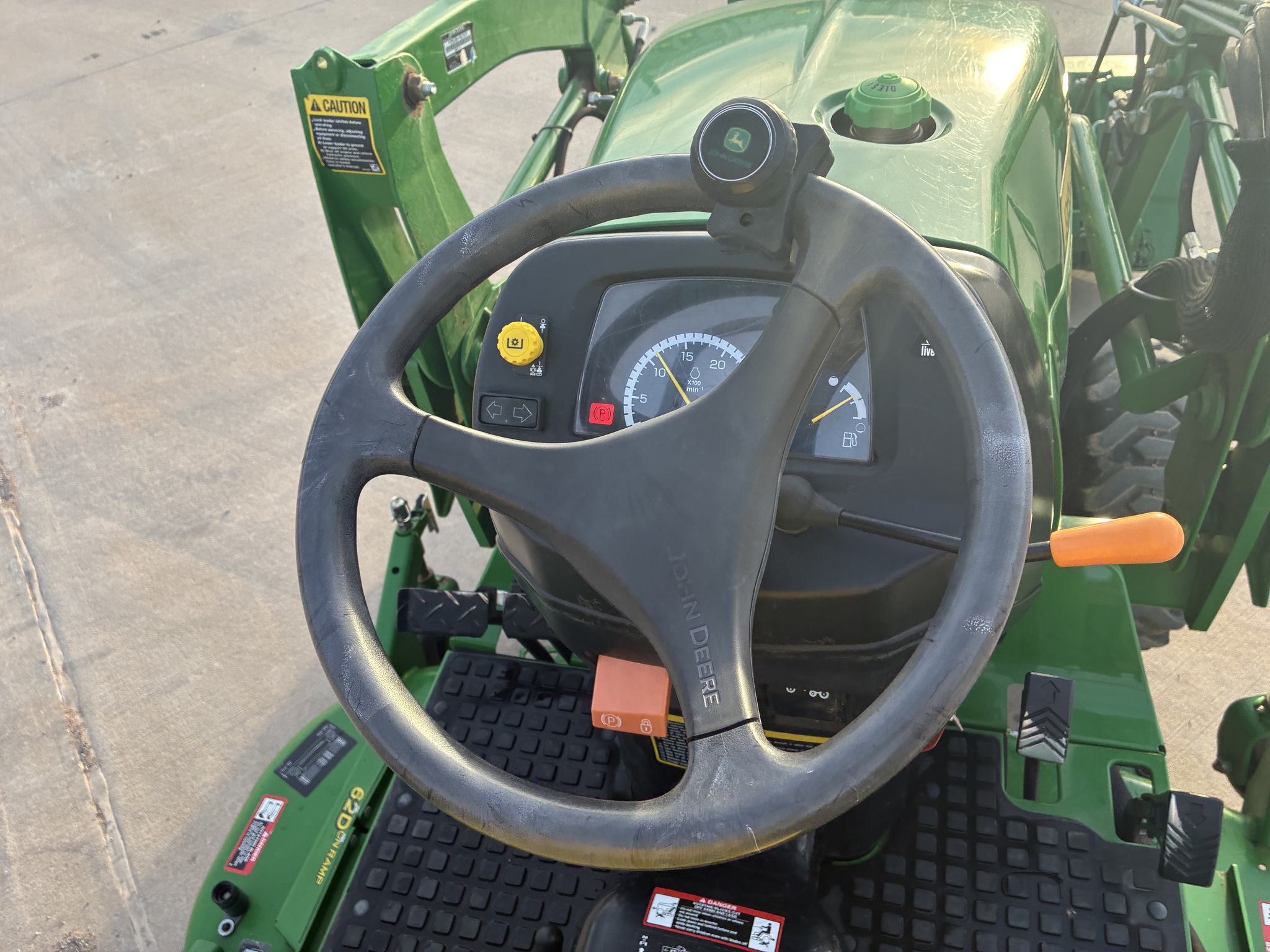 2015 John Deere 2032R Image 25