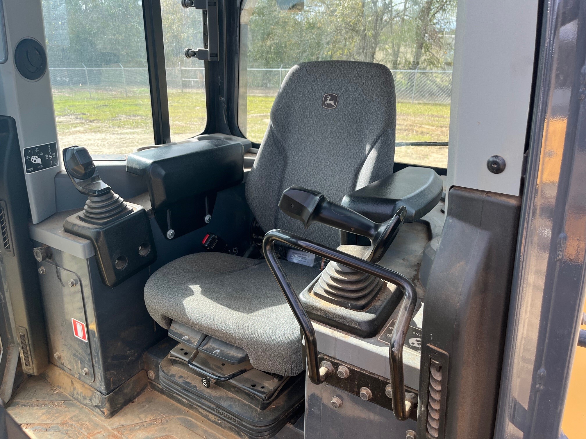 2022 John Deere 750L Image 6