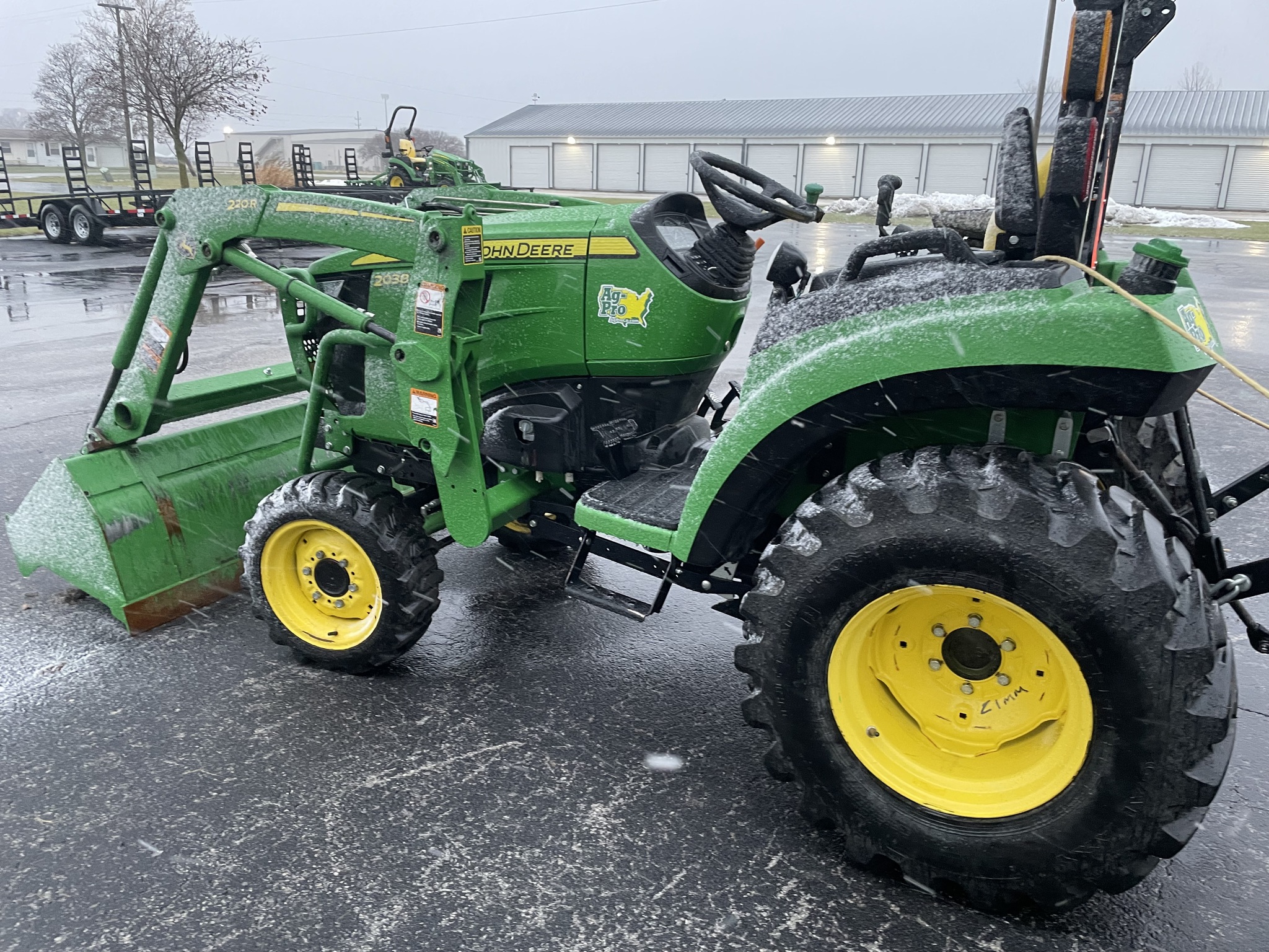 2021 John Deere 2038R Image 6