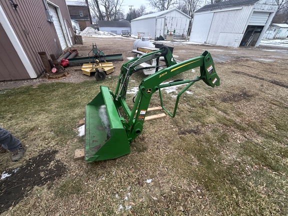 2020 John Deere 2032R - Photo12