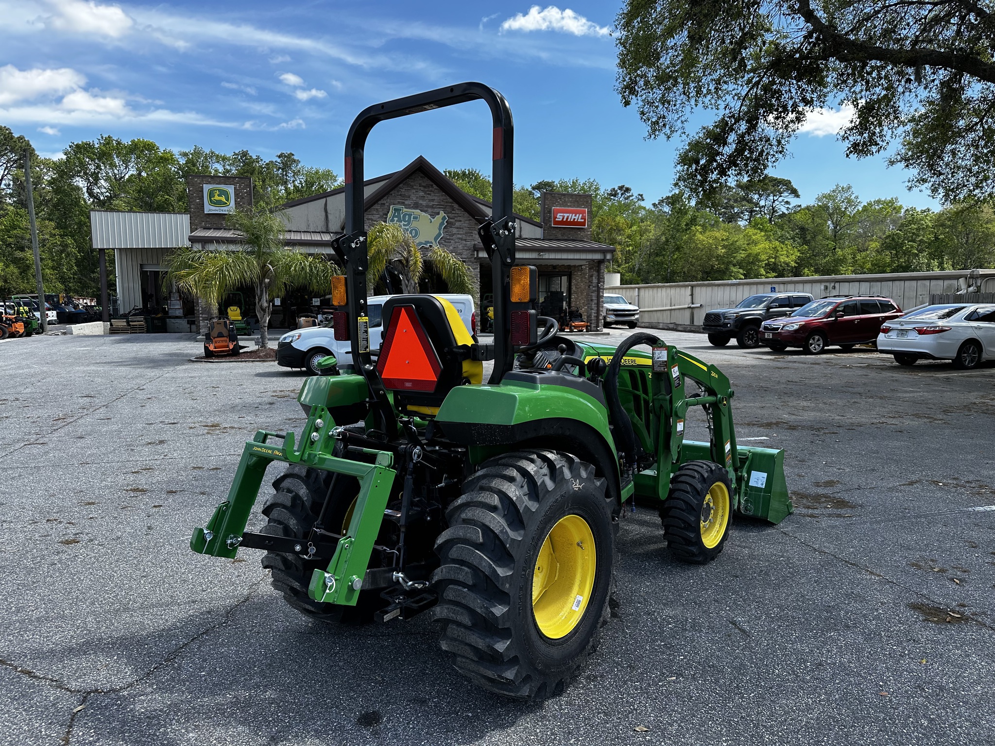 2025 John Deere 2032R Image 4