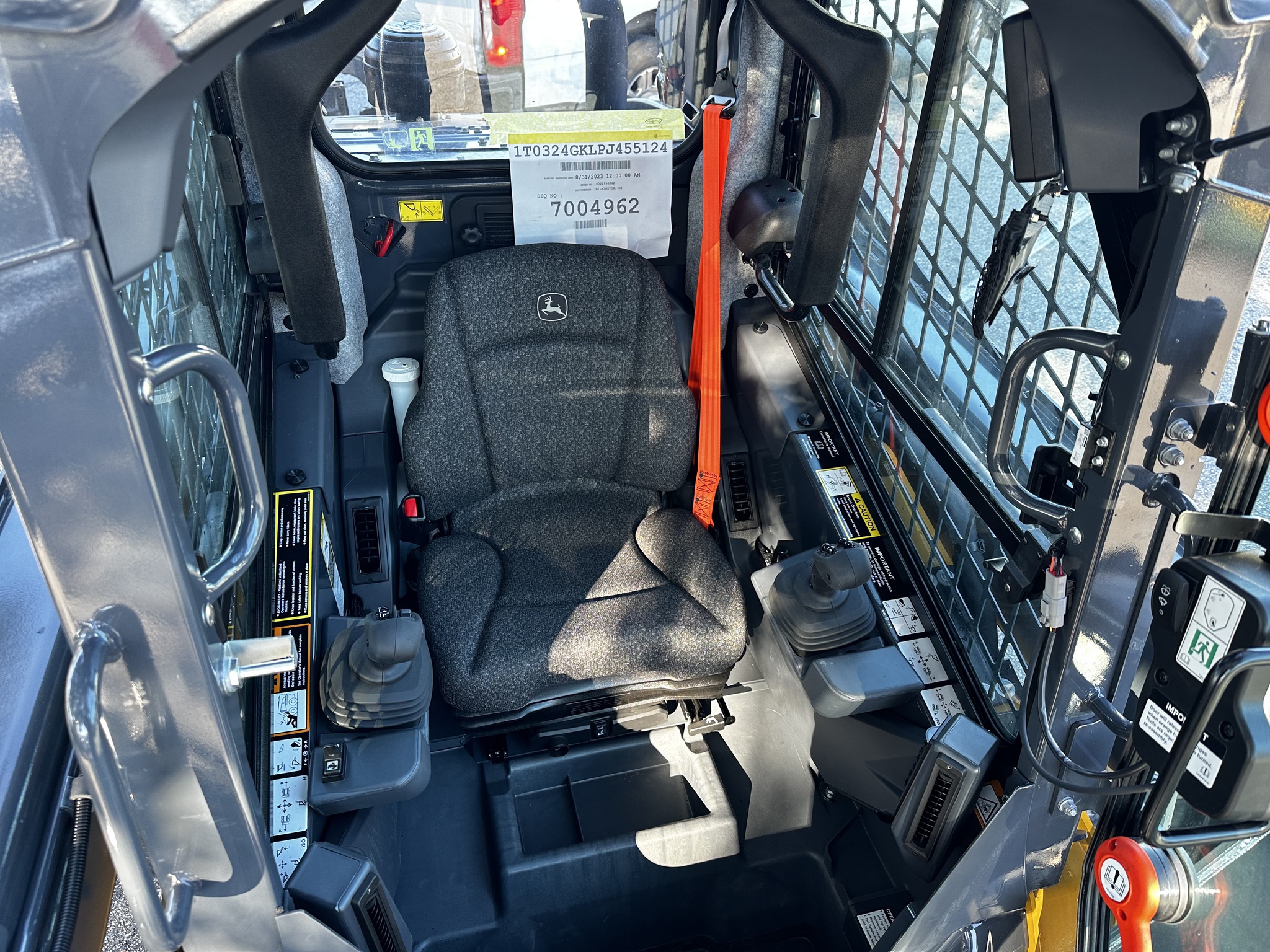 2025 John Deere 324G Image 7