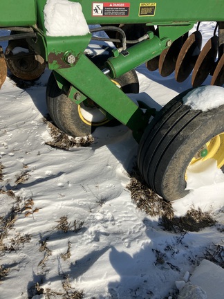 2004 John-Deere 637