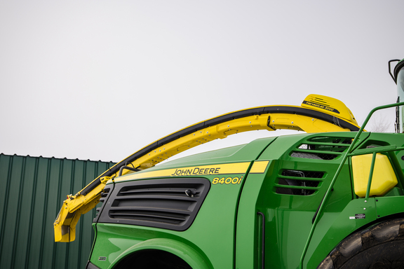 2025 John Deere 8400 thumbnail 4