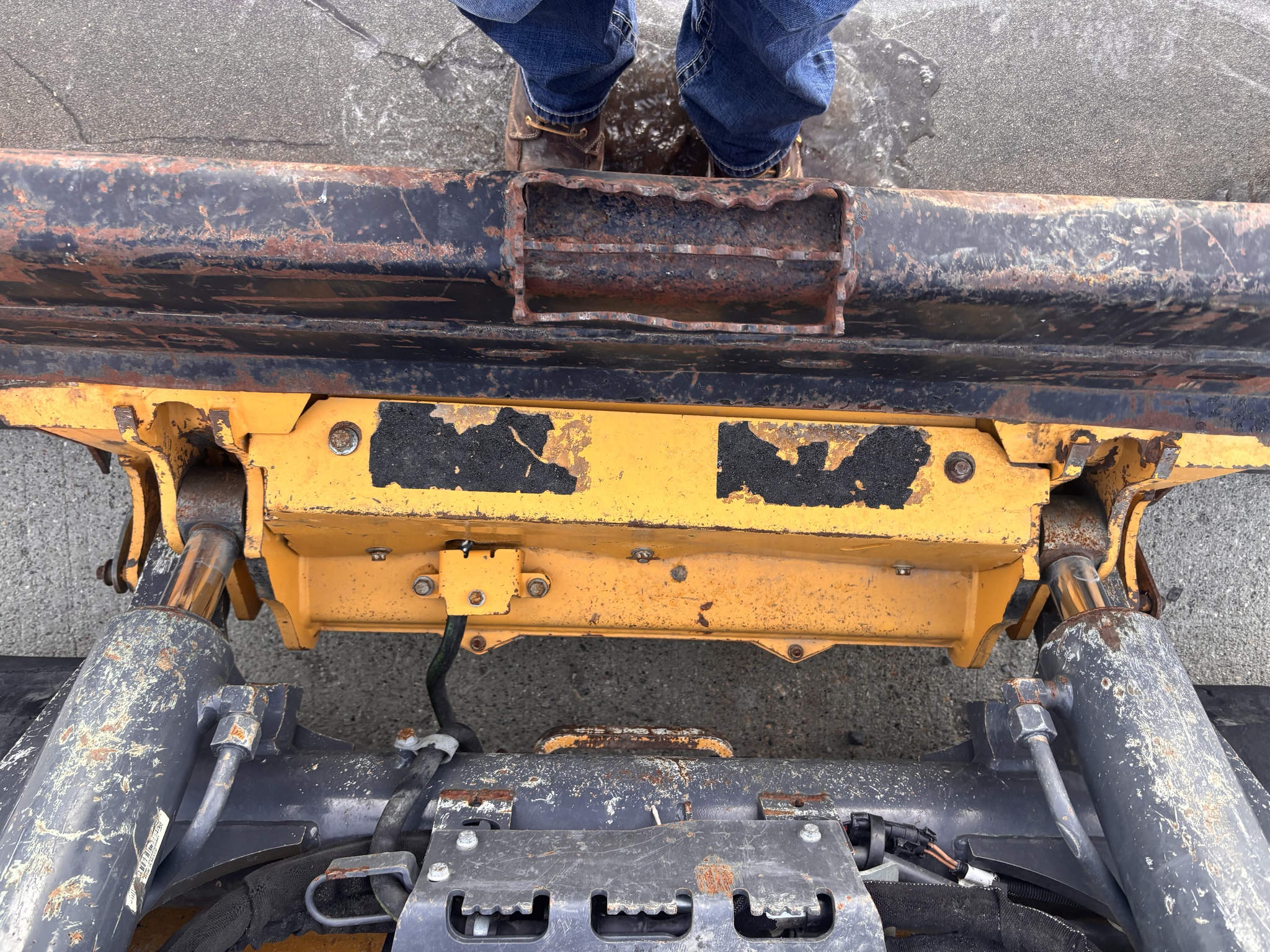 2024 John Deere 335 P Image 10