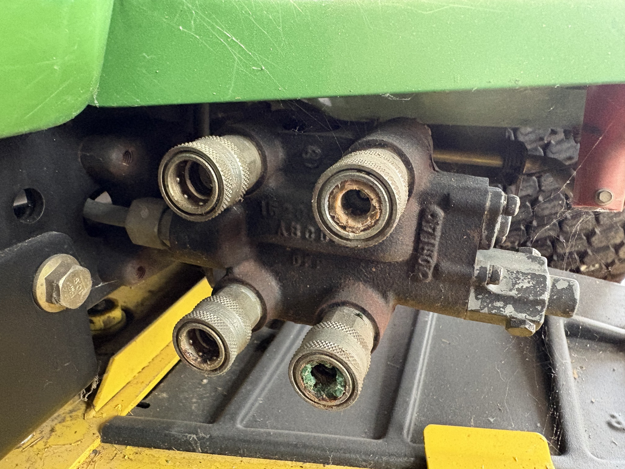 1998 John Deere 445 Image 9