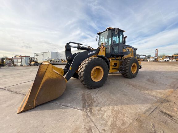 Photo of a 2023 John Deere 644G