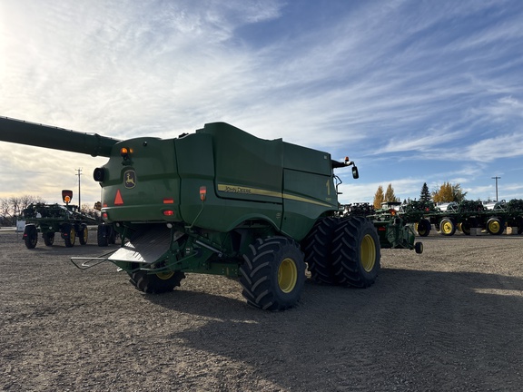 Used 2017 John Deere S680 Combines at Horizon Ag & Turf in Lloydminster, AB - Photo4