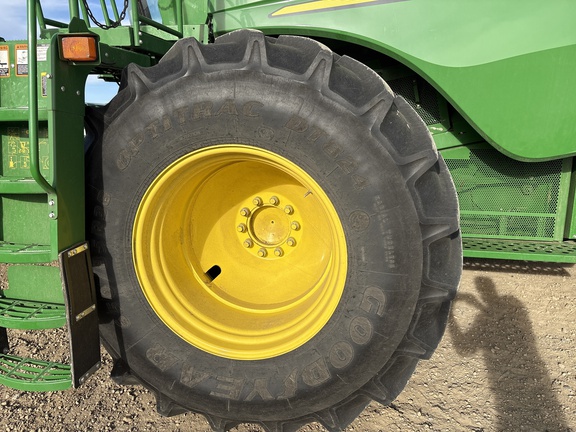 Used 2017 John Deere S680 Combines at Horizon Ag & Turf in Lloydminster, AB - Photo11