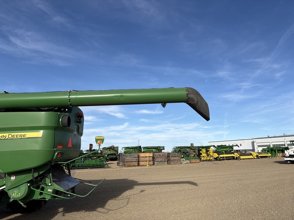 Used 2017 John Deere S680 Combines at Horizon Ag & Turf in Lloydminster, AB - Photo9