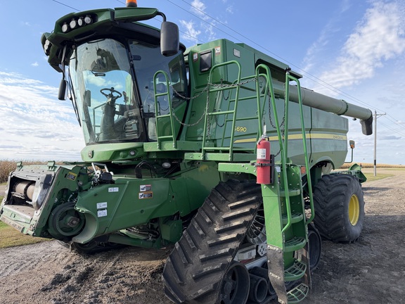  John Deere S690