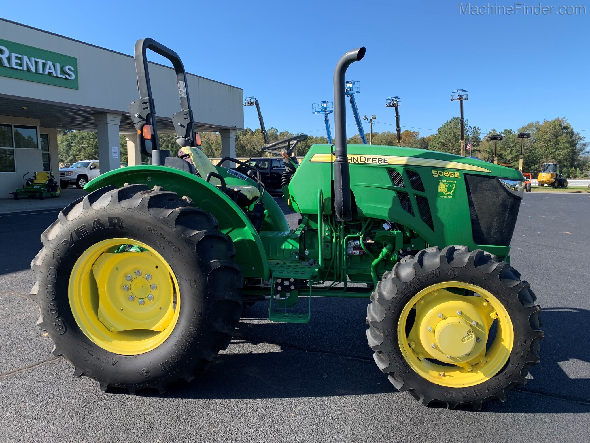 2015 John Deere 5065E Image 2
