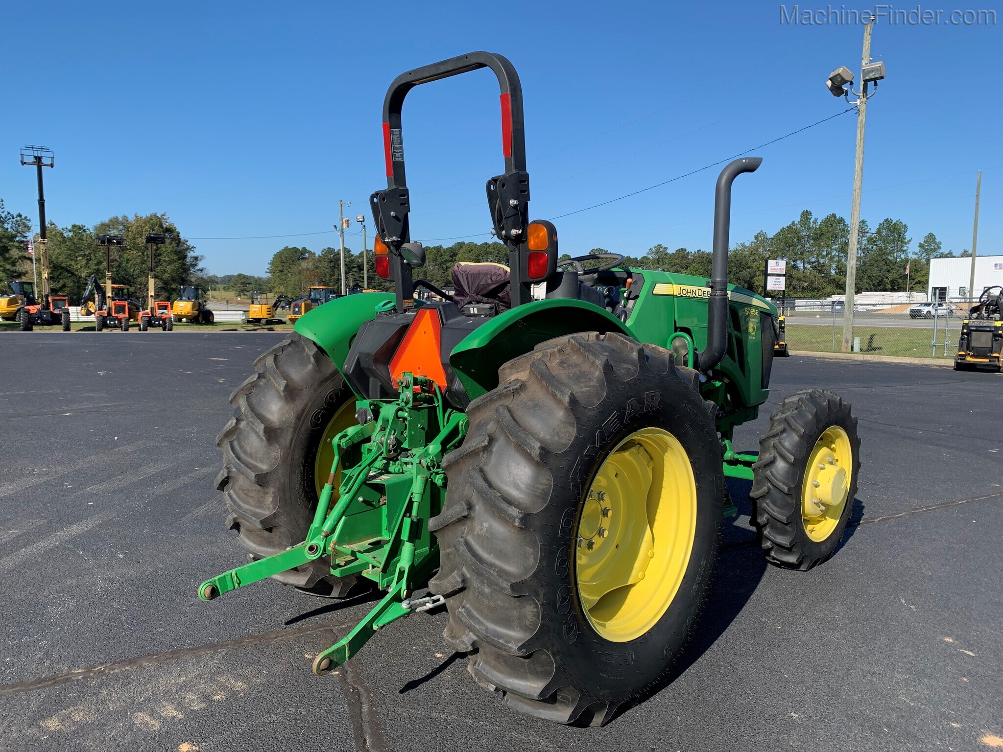 2015 John Deere 5065E Image 3
