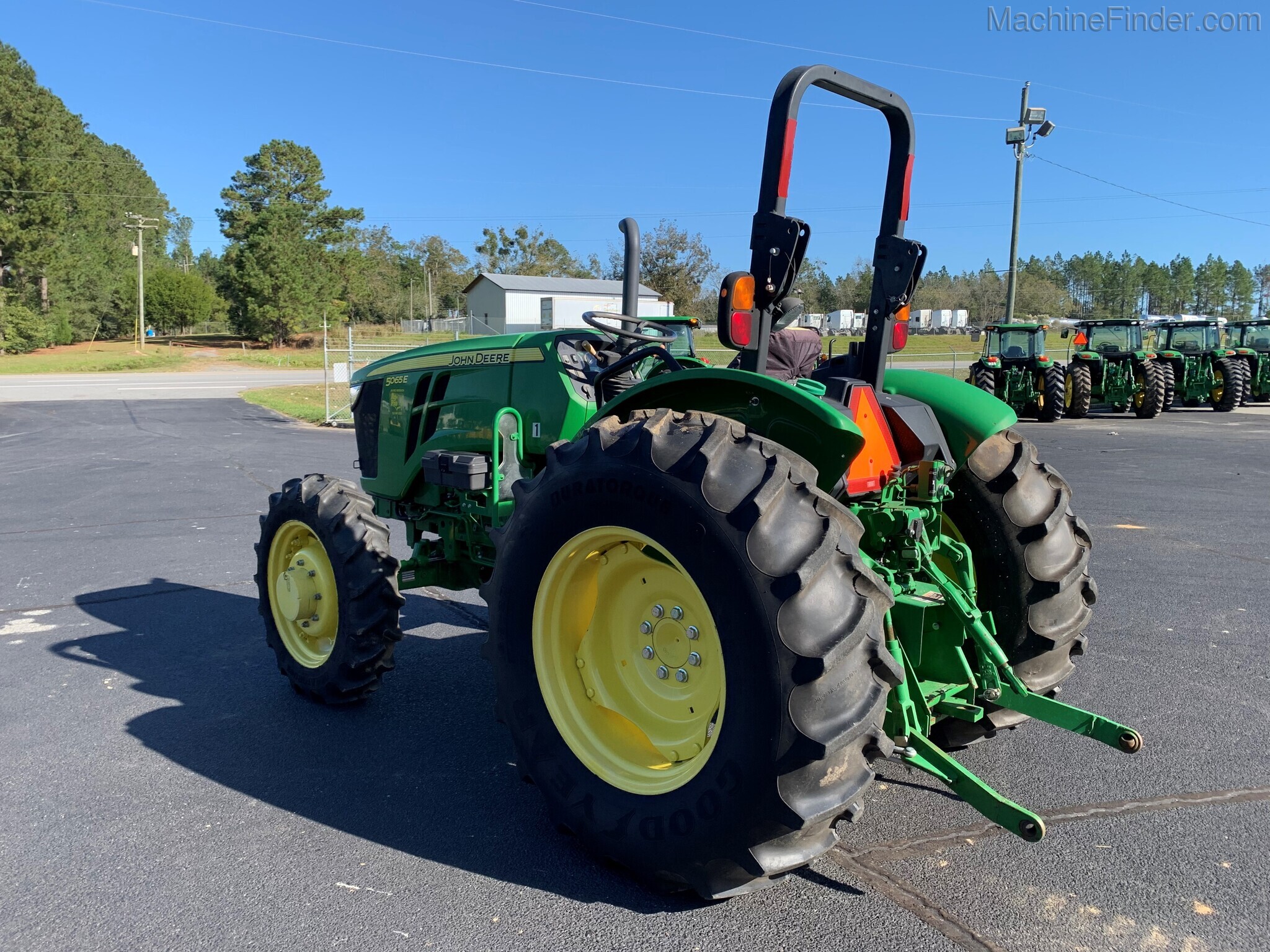 2015 John Deere 5065E Image 5