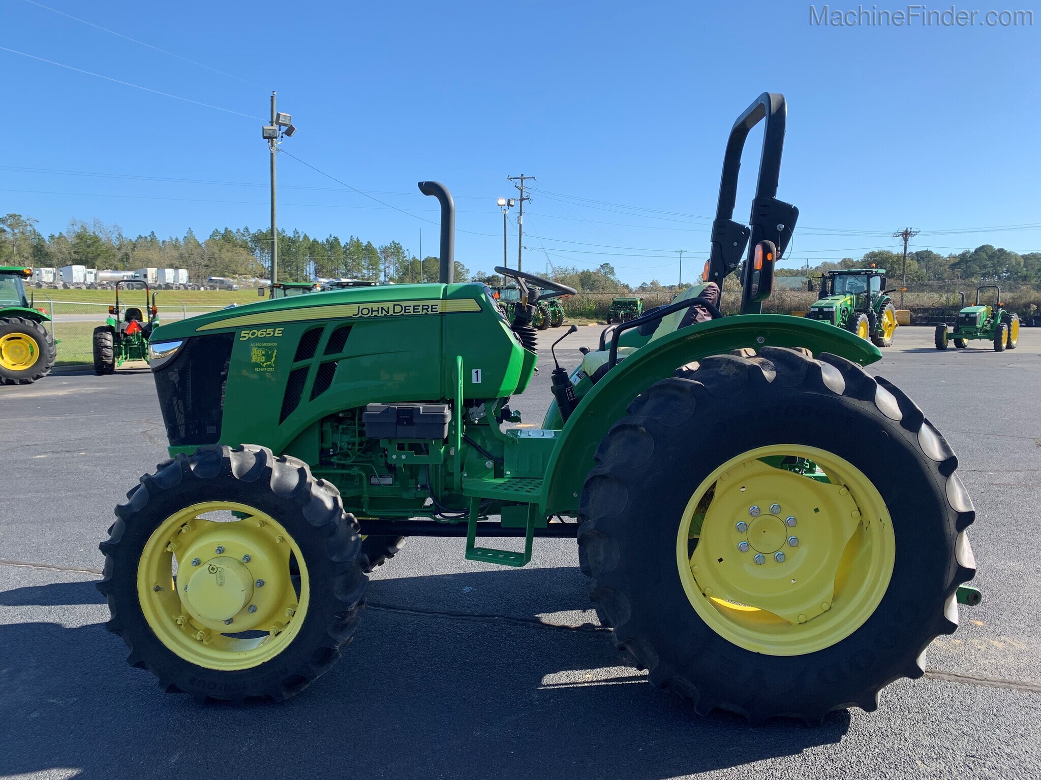 2015 John Deere 5065E Image 6