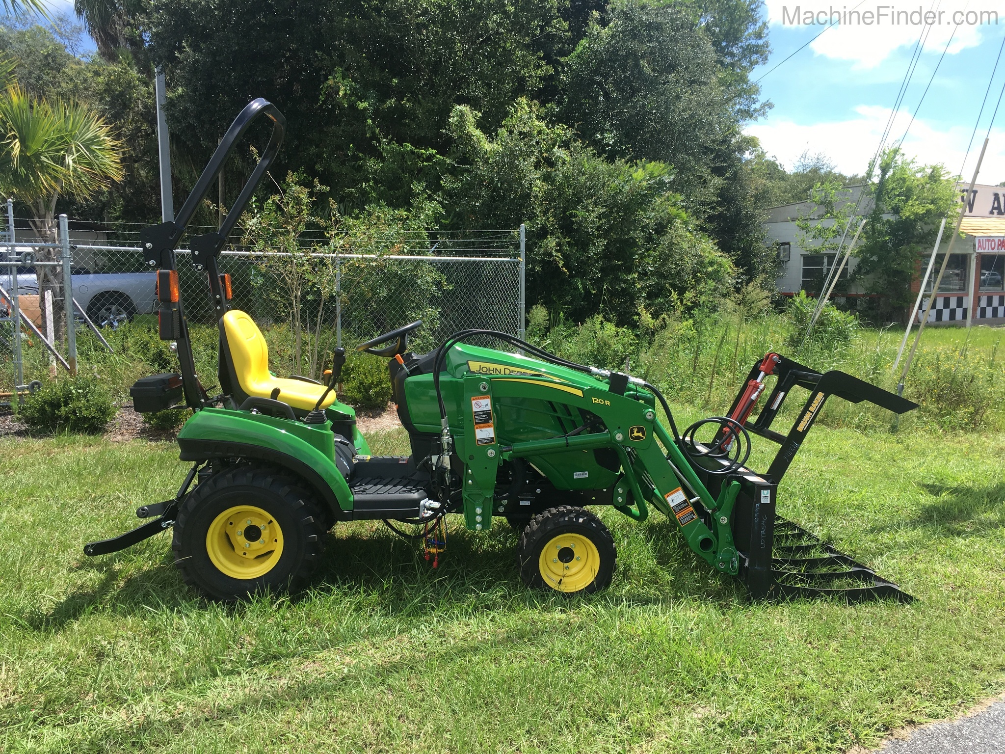2020 John Deere 1023E BRUSH RAKER PACKAGE Image 1