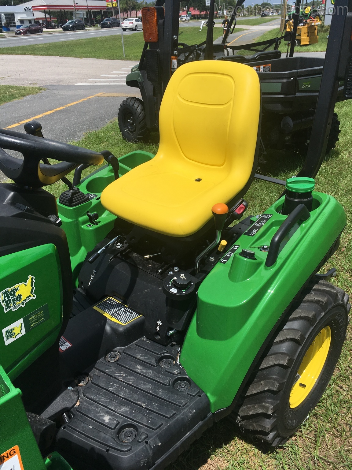 2020 John Deere 1023E BRUSH RAKER PACKAGE Image 7