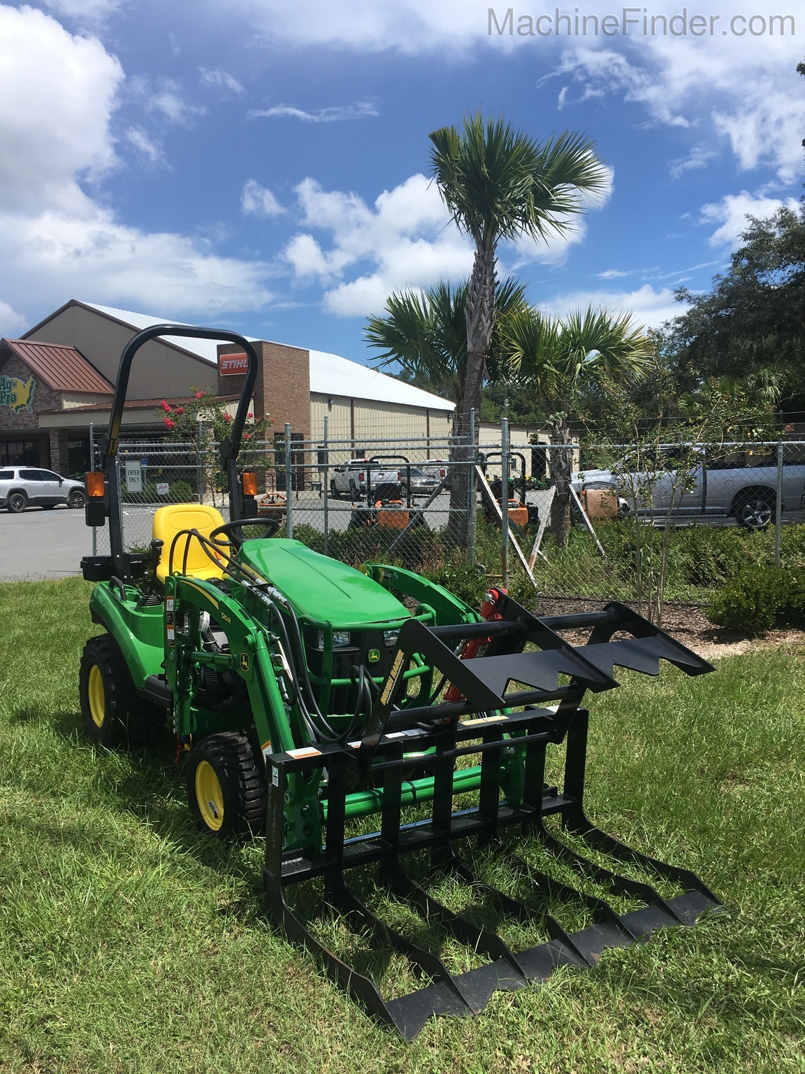 2020 John Deere 1023E BRUSH RAKER PACKAGE Image 6