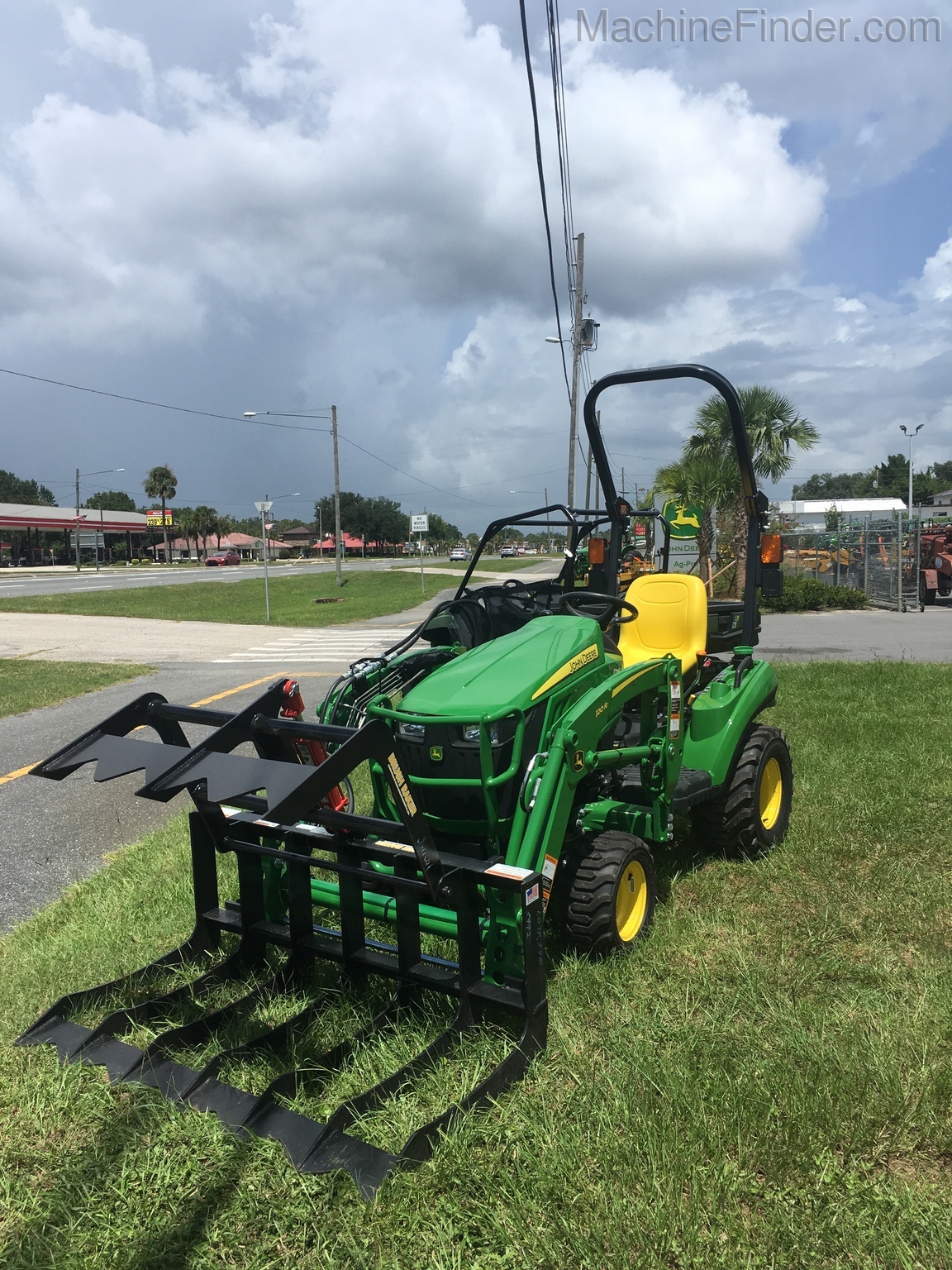 2020 John Deere 1023E BRUSH RAKER PACKAGE Image 3
