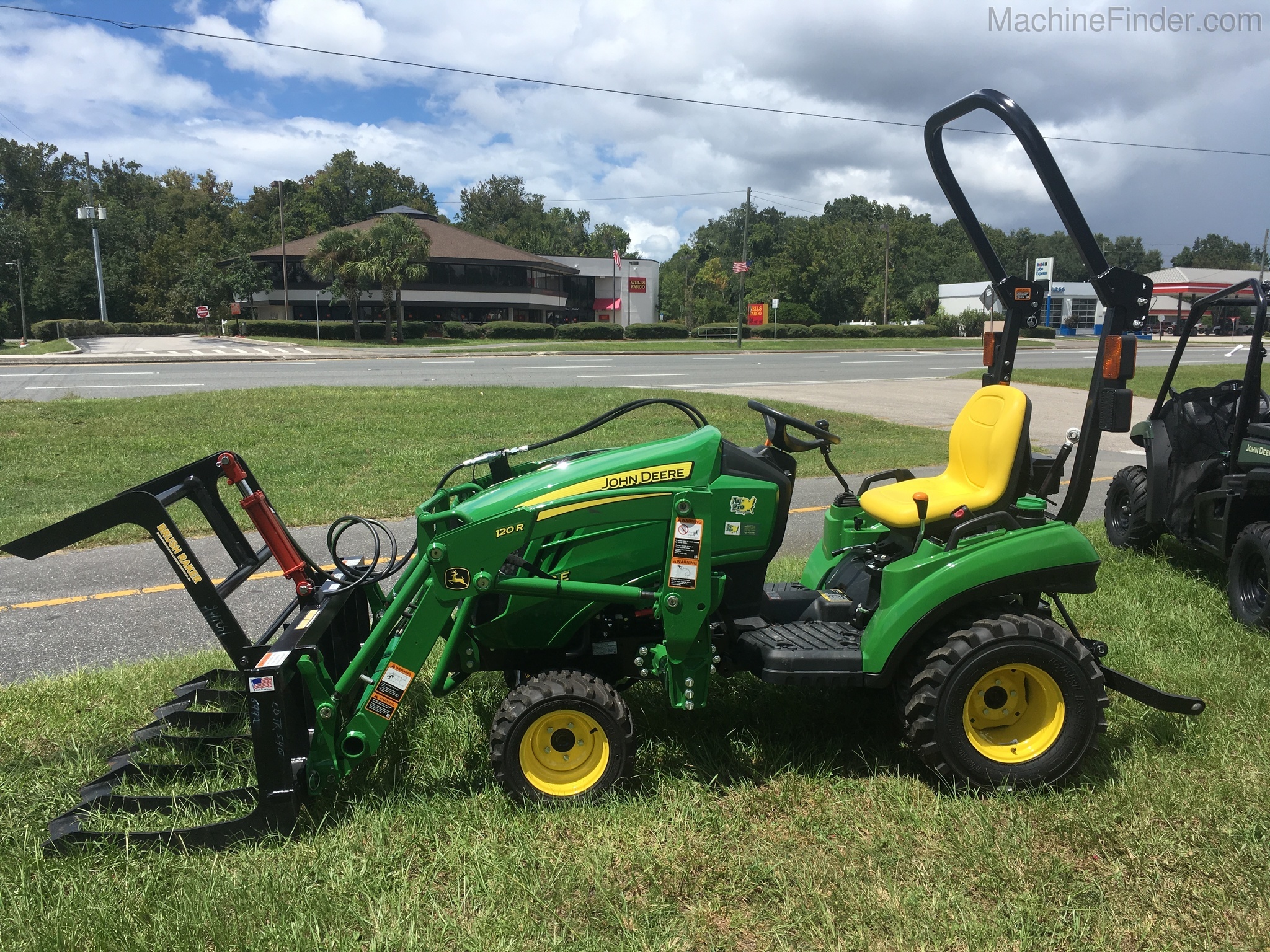2020 John Deere 1023E BRUSH RAKER PACKAGE Image 4