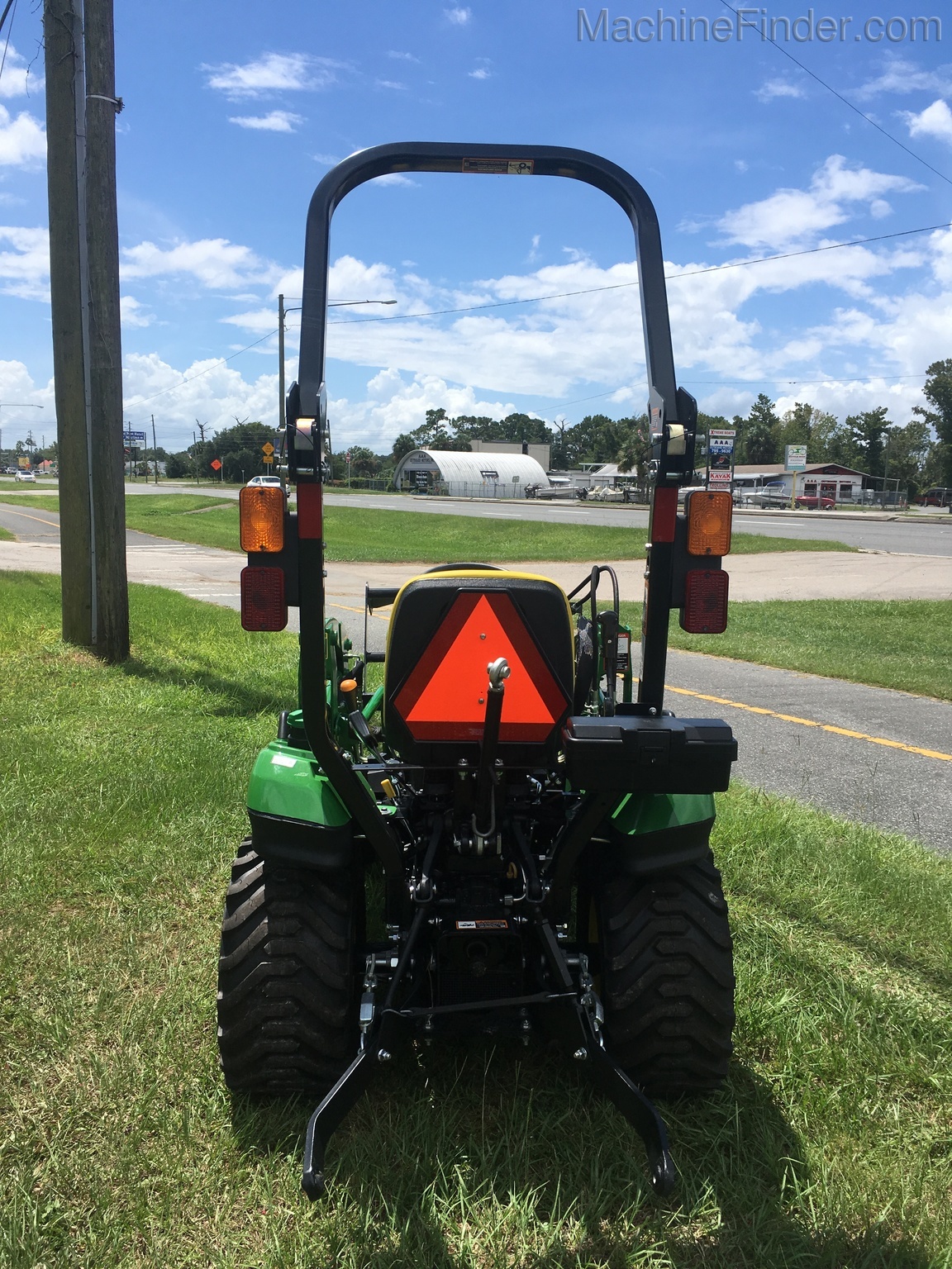 2020 John Deere 1023E BRUSH RAKER PACKAGE Image 5