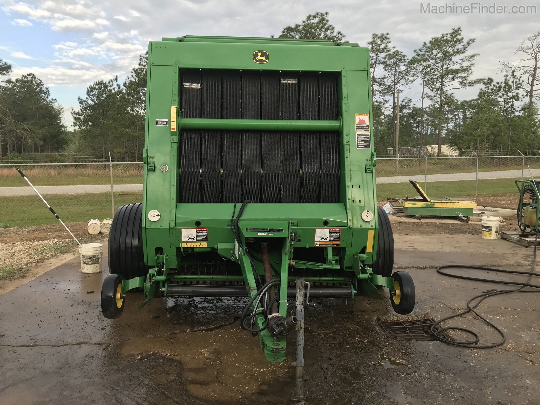 2010 John Deere 568 Image 2