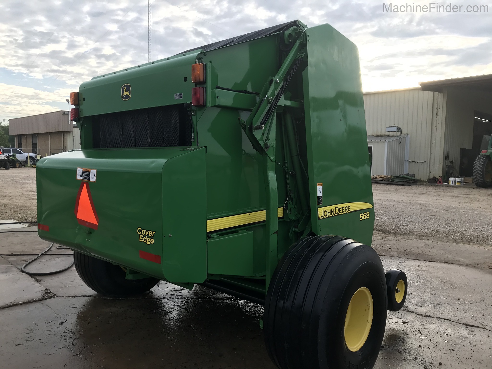 2010 John Deere 568 Image 3