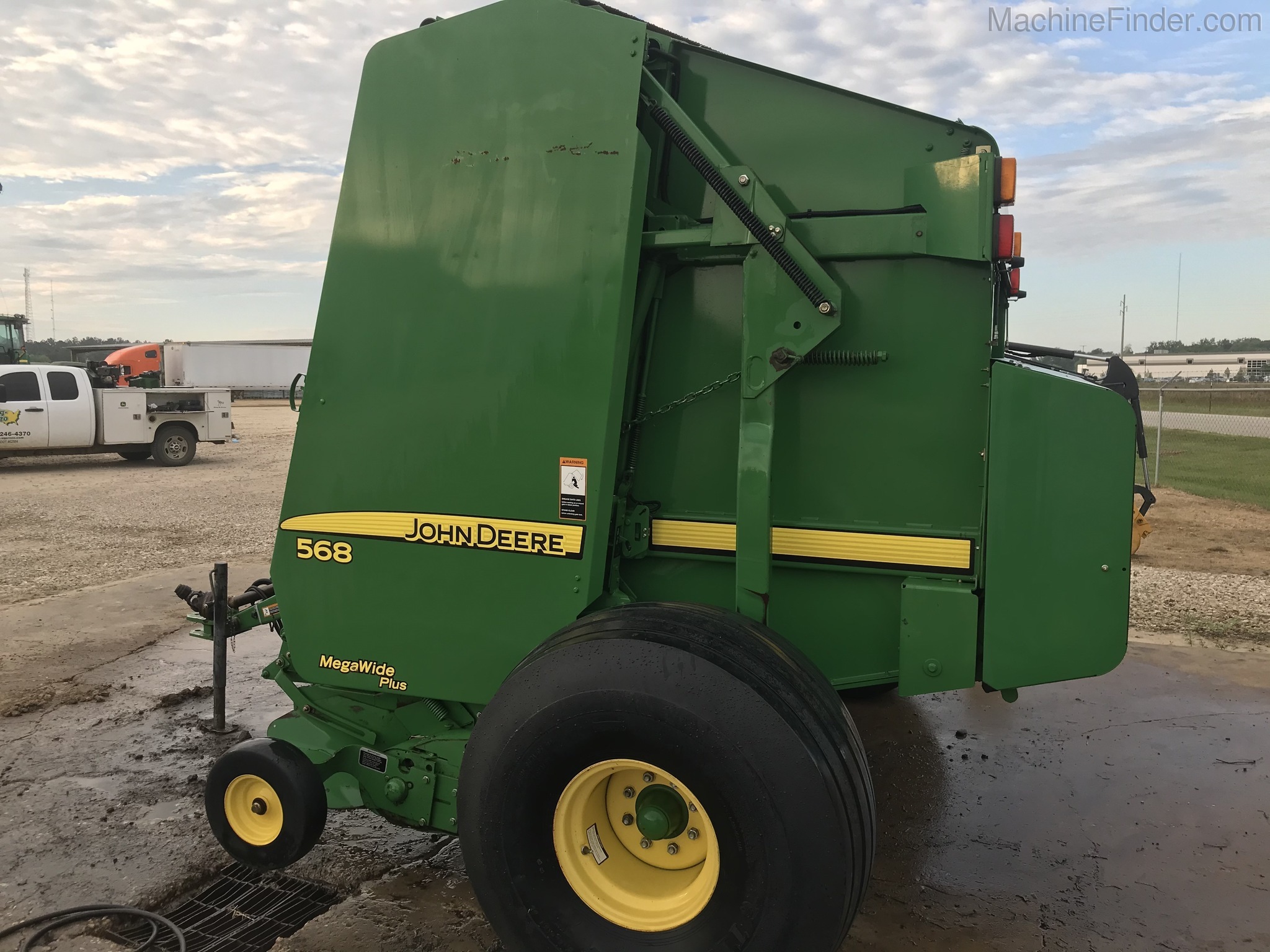 2010 John Deere 568 Image 5
