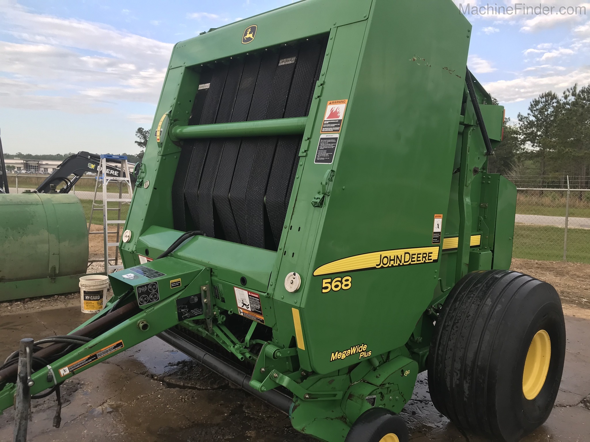 2010 John Deere 568 Image 6