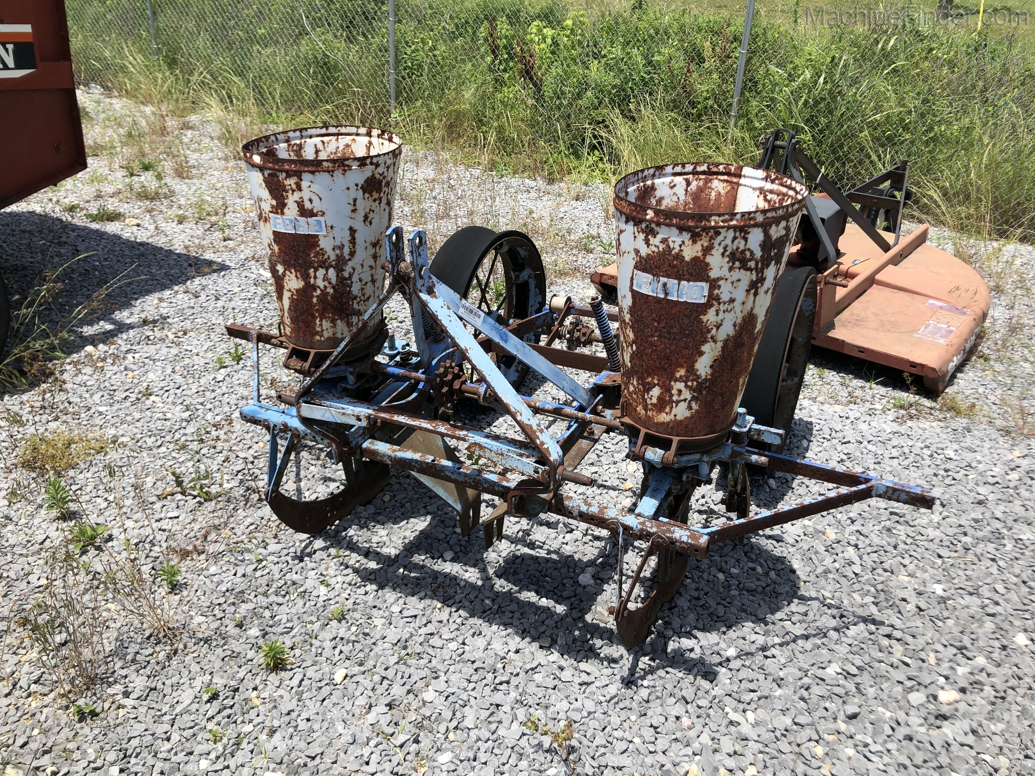 Miscellaneous USED 2 ROW PLANTER Image 3