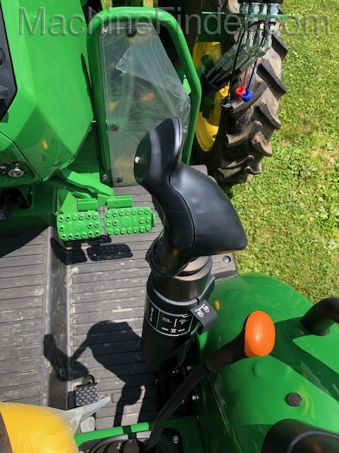 2020 John Deere 5065E Image 9