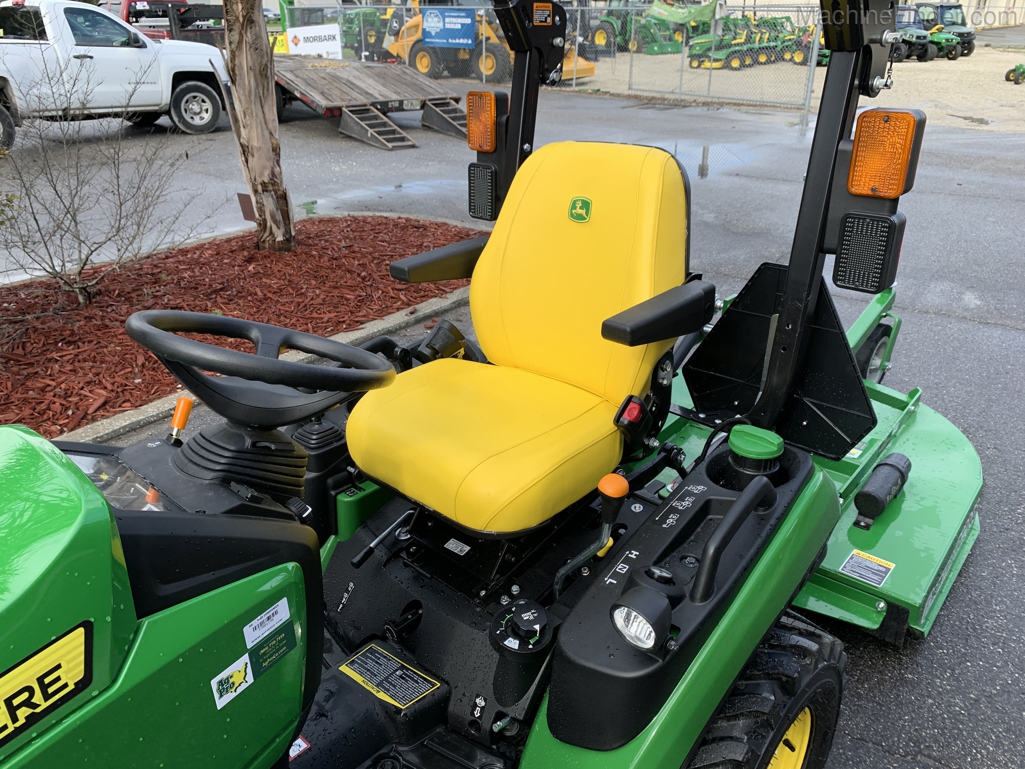 2020 John Deere 1025R Image 9
