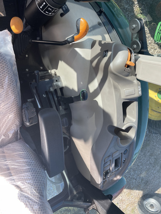 2018 John Deere 5055E Image 8